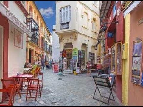 Las Mejores Plazas para Pasear en Los Palacios y Villafranca